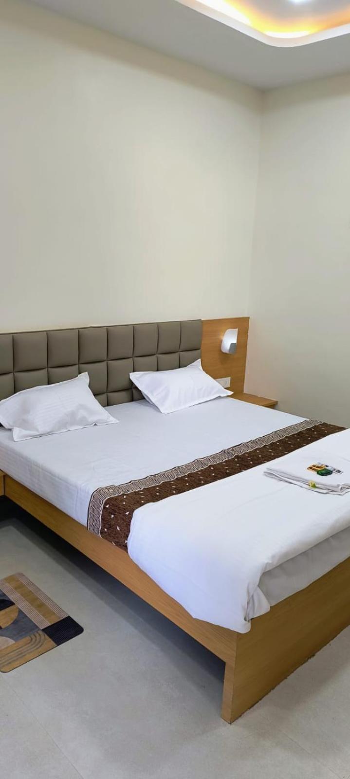 Hotel Satyam Shajapur Экстерьер фото