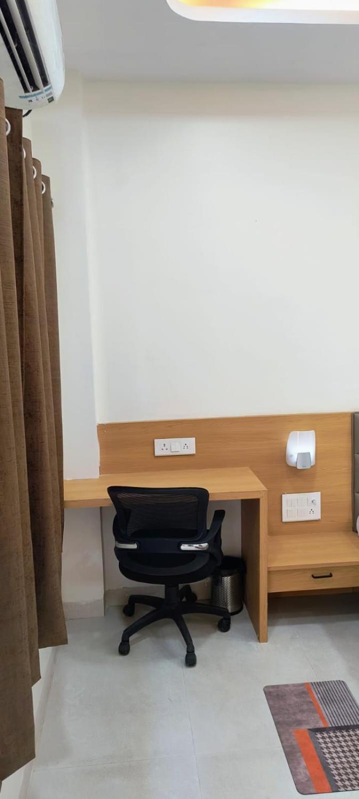 Hotel Satyam Shajapur Экстерьер фото