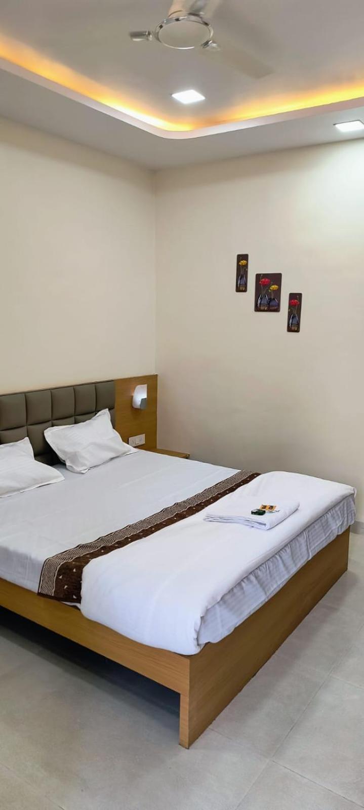 Hotel Satyam Shajapur Экстерьер фото