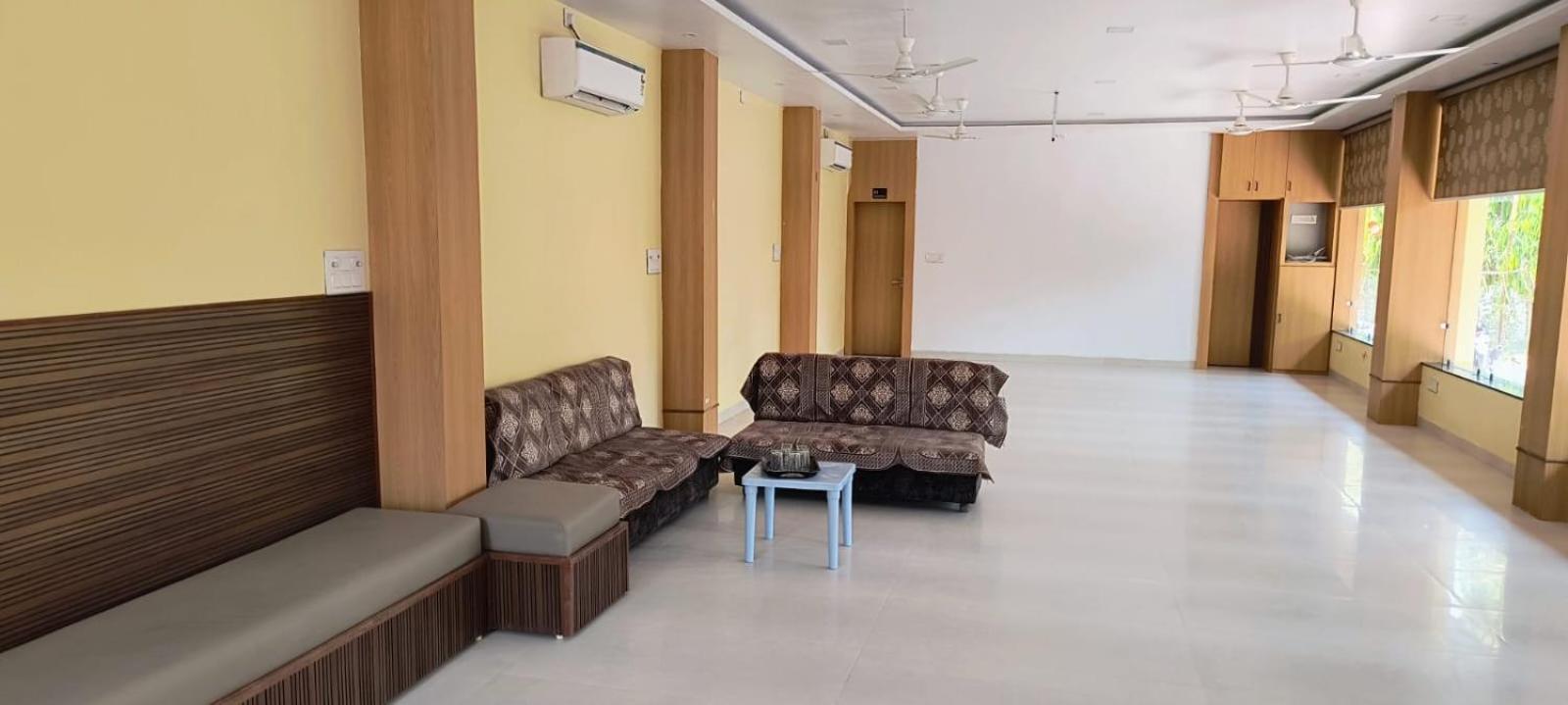 Hotel Satyam Shajapur Экстерьер фото